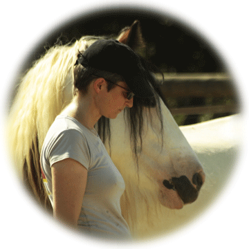 claire-morin2-equitation-relationnelle-developpement-personnel-cheval.png